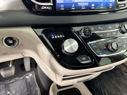 Used 2023 Chrysler Pacifica Touring-L FWD image 17