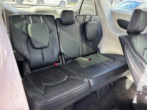 Used 2022 Chrysler Pacifica Touring-L image 6