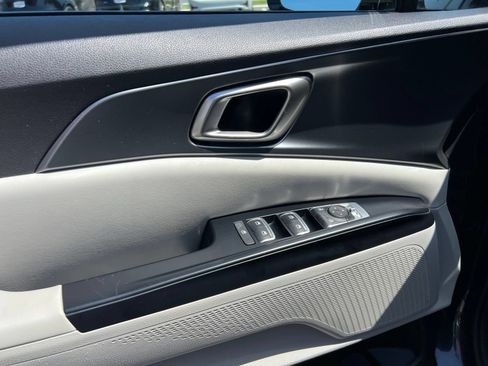 Used 2024 Kia Carnival LX FWD image 24