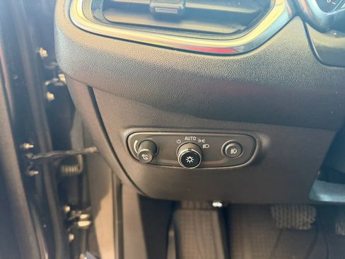 Used 2021 Chevrolet Equinox LT FWD image 18