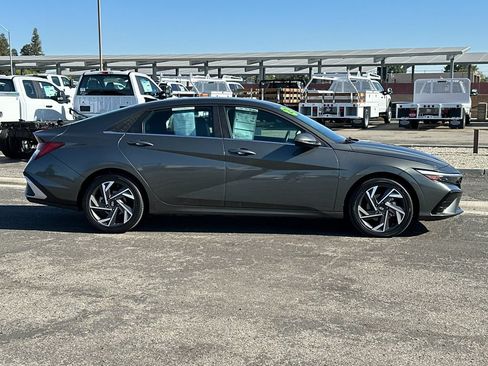 Used 2025 Hyundai Elantra Limited FWD image 2