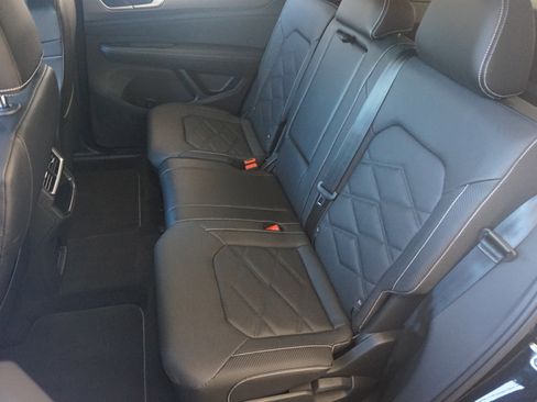 Used 2024 Volkswagen Atlas Cross Sport SE w/ Panoramic Sunroof Package image 18