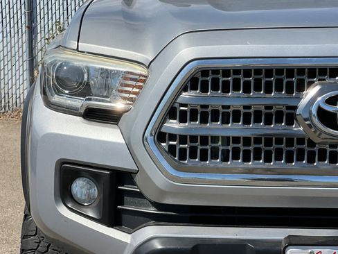 Used 2017 Toyota Tacoma TRD Off-Road AWD/4WD image 17