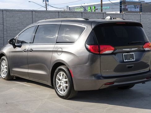 Used 2020 Chrysler Voyager Lxi image 11