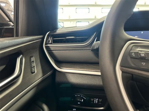 New 2025 Jeep Grand Cherokee Limited image 18
