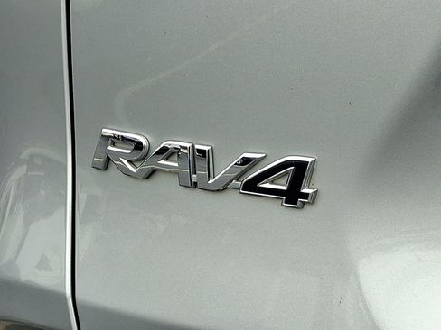 Used 2019 Toyota RAV4 LE image 31
