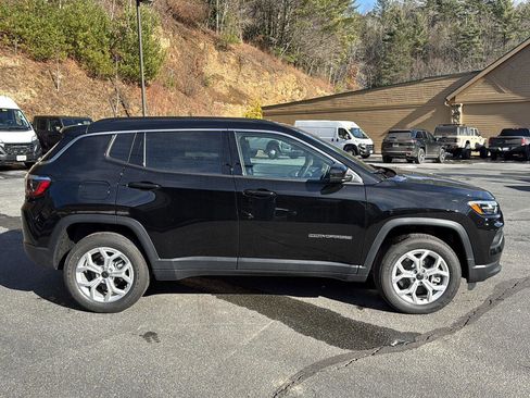 New 2026 Jeep Compass Latitude image 3