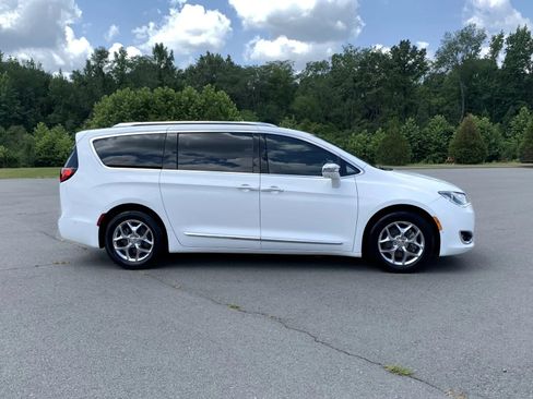 Used 2017 Chrysler Pacifica Limited w/ Advanced Safetytec Group FWD image 8