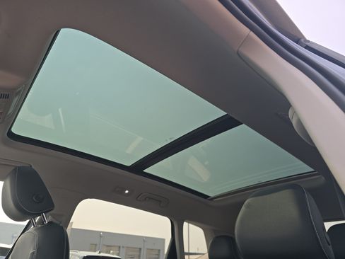 Certified 2023 Volkswagen Taos SE w/ Panoramic Sunroof Package FWD image 9