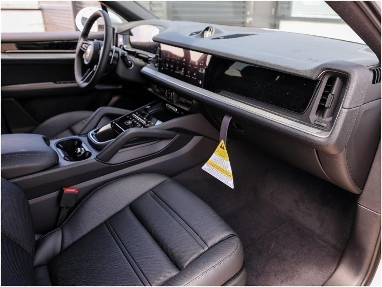 Certified 2025 Porsche Cayenne Coupe AWD/4WD image 27
