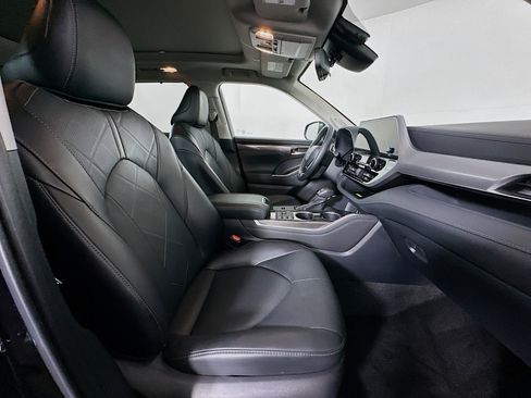 Used 2024 Toyota Highlander Platinum image 32