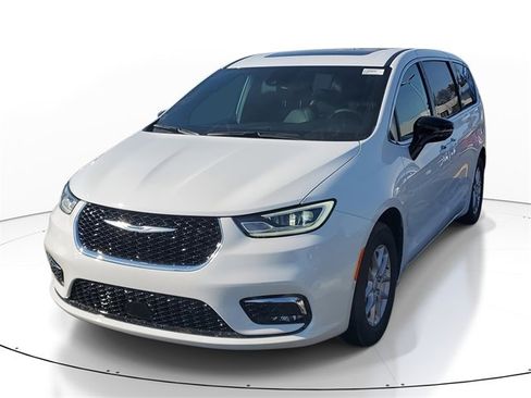 New 2026 Chrysler Pacifica Select image 2