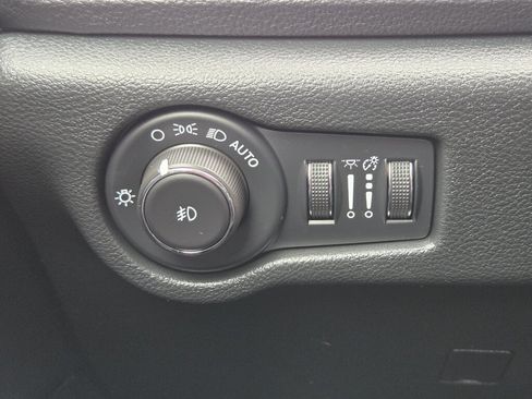Used 2025 Chrysler Pacifica Limited FWD image 18