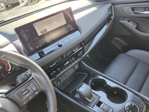 Used 2024 Nissan Rogue SL AWD/4WD image 25