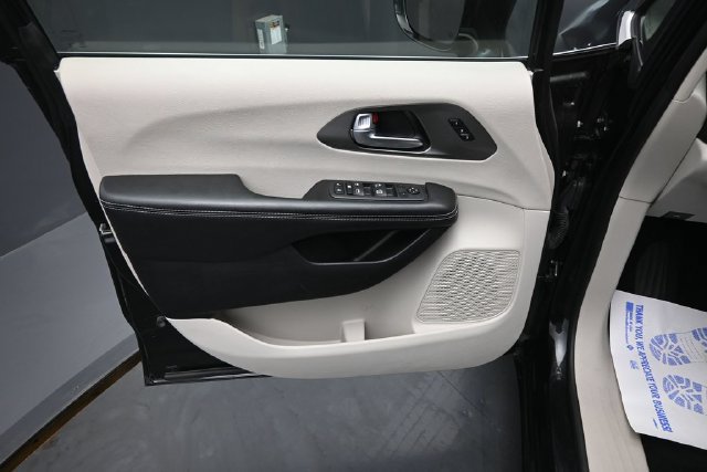 Used 2022 Chrysler Pacifica Touring-L FWD image 20