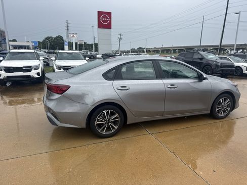 Used 2024 Kia Forte LXS w/ LXS Technology Package FWD image 17