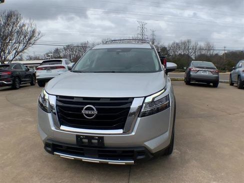 Used 2024 Nissan Pathfinder Platinum image 3