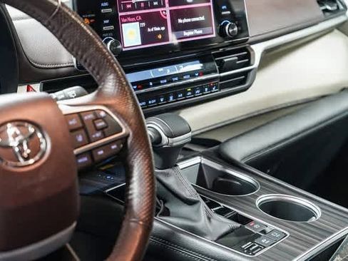 Certified 2023 Toyota Sienna Platinum image 25
