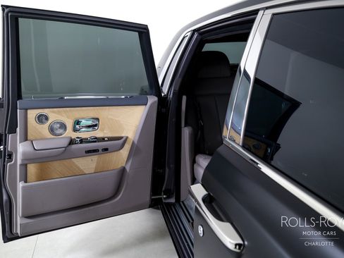 Used 2025 Rolls-Royce Phantom Sedan image 27