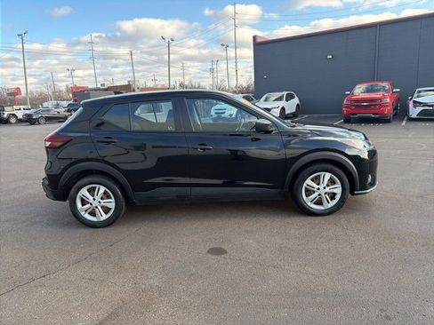Used 2021 Nissan Kicks S image 3