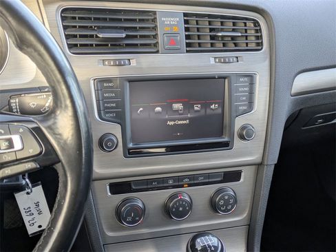 Used 2016 Volkswagen Golf S image 23