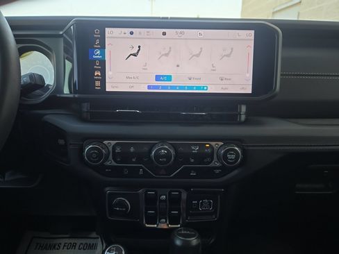 Used 2024 Jeep Gladiator Sport AWD/4WD image 17