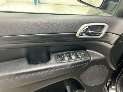 Used 2021 Jeep Grand Cherokee Laredo X image 21