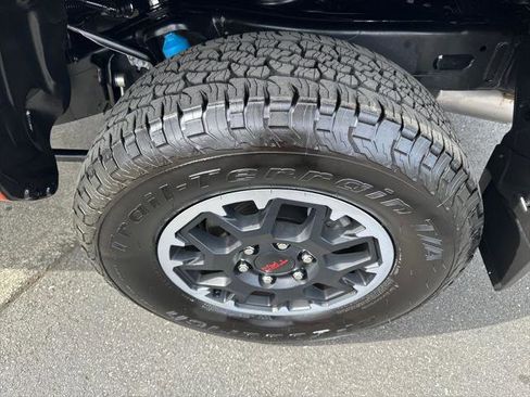 Certified 2025 Toyota Tacoma TRD Off-Road AWD/4WD image 26