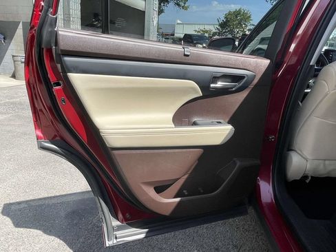 Used 2021 Toyota Highlander XLE AWD/4WD image 16