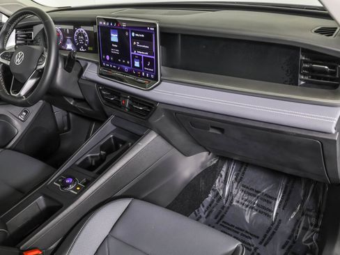 Used 2025 Volkswagen Tiguan SE image 43