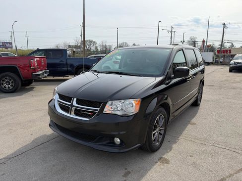 Used 2017 Dodge Grand Caravan SXT w/ Driver Convenience Group image 7