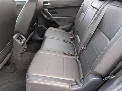 Used 2018 Volkswagen Tiguan SE w/ Panoramic Sunroof Package image 18