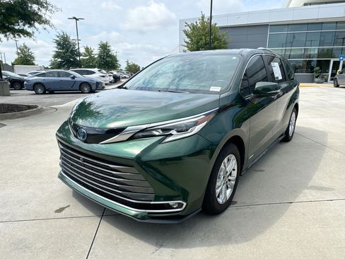Used 2021 Toyota Sienna Platinum AWD/4WD image 5