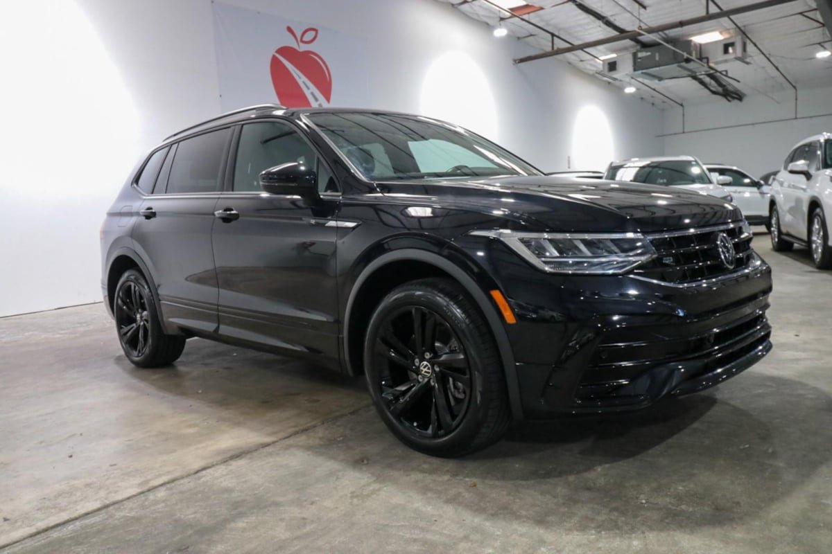 Used 2023 Volkswagen Tiguan SE R-Line FWD image 2