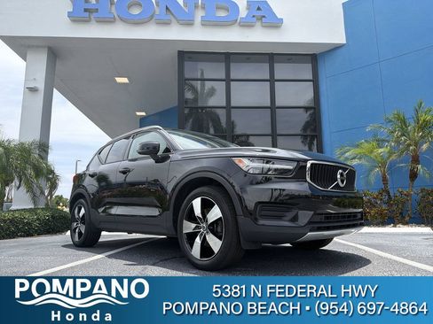 Used 2020 Volvo XC40 T5 Momentum w/ Protection Package Premier AWD/4WD image 1