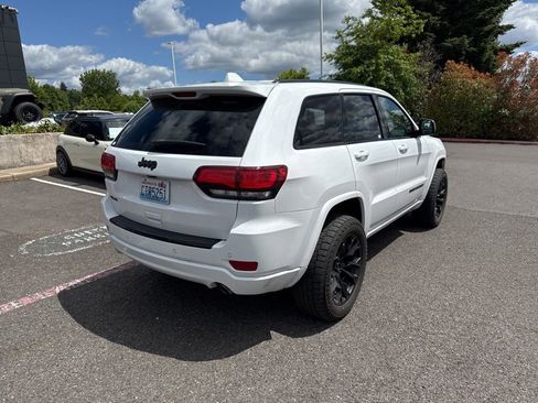 Used 2018 Jeep Grand Cherokee Altitude AWD/4WD image 9