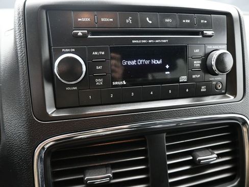 Used 2016 Dodge Grand Caravan SE image 16