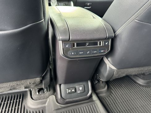Used 2022 Toyota Highlander Platinum image 18