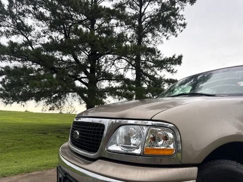 Used 2002 Ford Expedition XLT RWD image 2