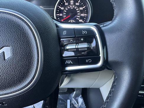 Used 2023 Kia Carnival LX FWD image 16