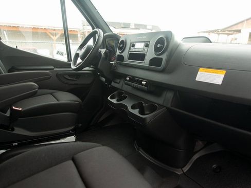 Used 2025 Mercedes-Benz Sprinter 2500 image 31