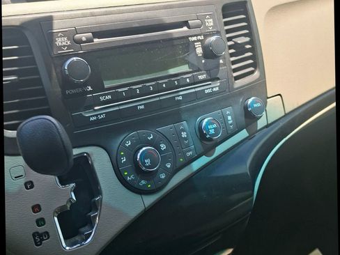 Used 2013 Toyota Sienna L FWD image 12