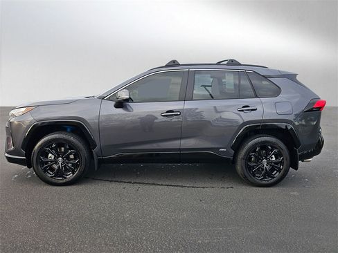 Used 2025 Toyota RAV4 SE image 2