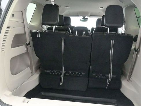 Used 2023 Chrysler Pacifica Touring-L image 11