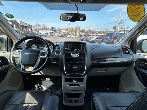 Used 2015 Chrysler Town & Country Touring w/ Driver Convenience Group FWD image 21