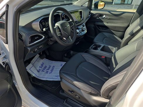 New 2026 Chrysler Pacifica Select image 11