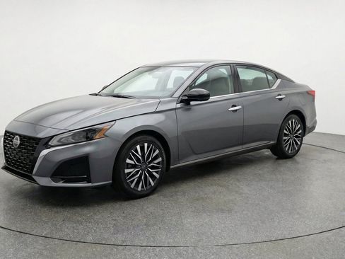 Used 2025 Nissan Altima 2.5 SV FWD image 3
