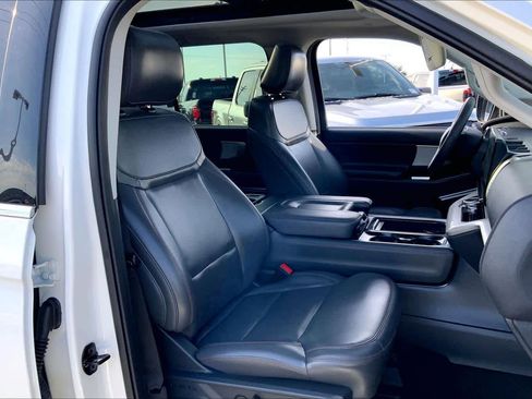 Used 2025 Ford Expedition Active AWD/4WD image 9