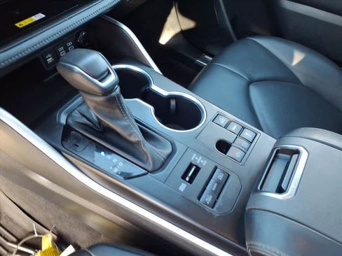 Used 2023 Toyota Highlander XLE image 17