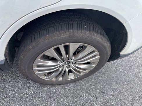 Used 2024 Toyota Venza LE image 4